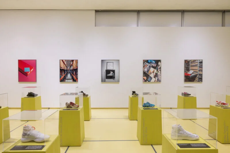 纽约MAD展览现场，耐克运动鞋陈列在黄色展台上
