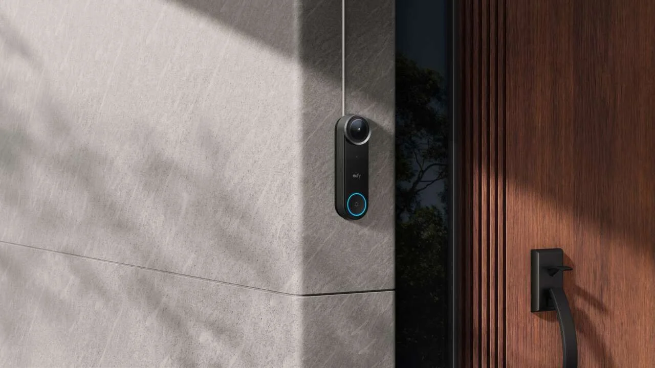 eufy Video Doorbell S4 安装在木门前