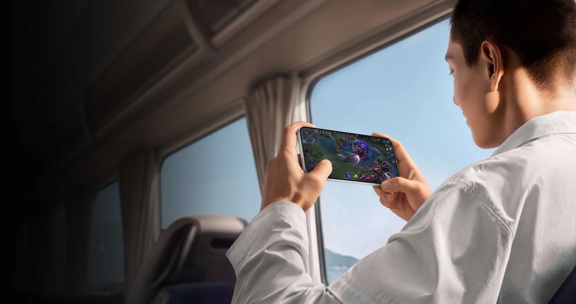 有人在火车窗边用 OPPO Find X10 Pro Max 玩游戏