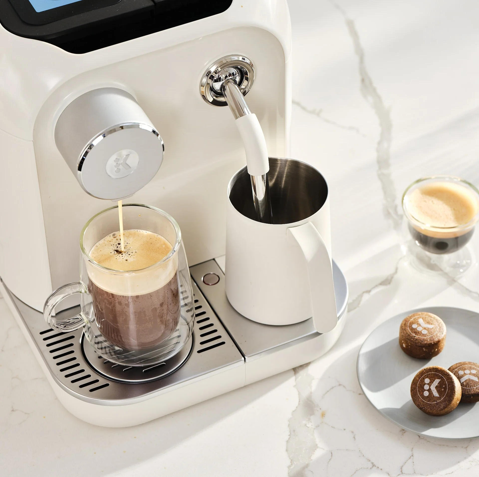 Keurig Alta 正在萃取咖啡，旁边是奶缸