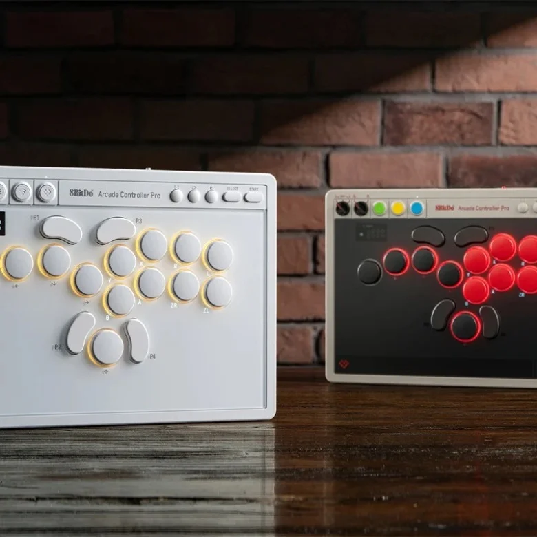 黑色与白色两种配色的八位堂 Arcade Controller Pro