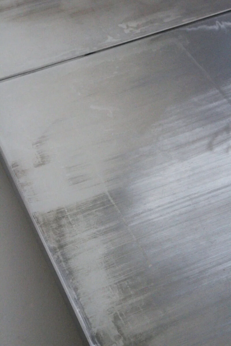 拉丝金属表面与可见的水平接缝