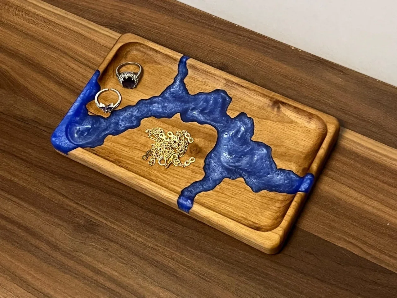 手工胡桃木与树脂托盘
