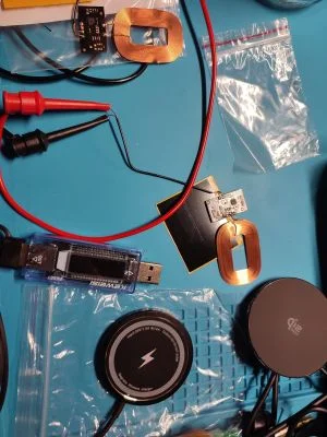 一堆Qi无线充电发射器和接收器
