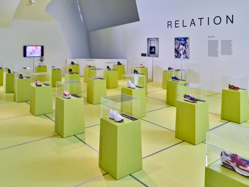 青绿色展台上的复古耐克鞋与墙面RELATION字样