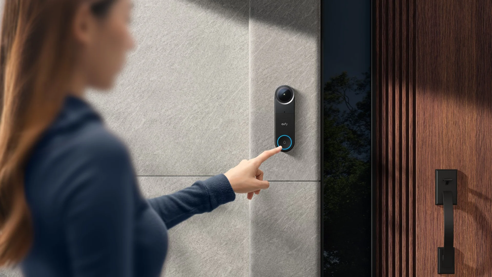 访客按下 eufy Video Doorbell S4 的发光按钮