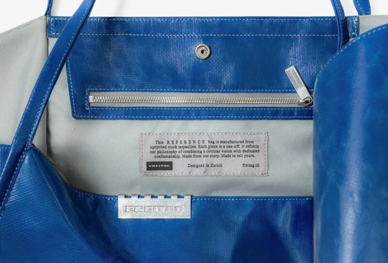 蓝色 Freitag Reference 托特包内部，可见拉链袋和品牌标签
