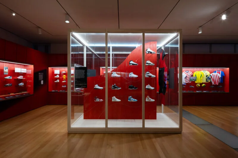 红色阶梯展台上的耐克鞋与墙面运动服陈列