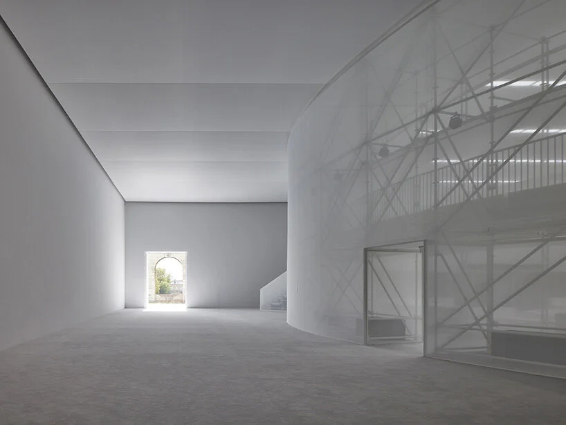 Casper Mueller Kneer Architects 围绕圆形白色脚手架组织跑道
