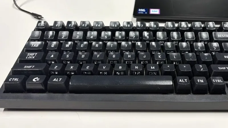 3D 打印的 C64 风格键帽