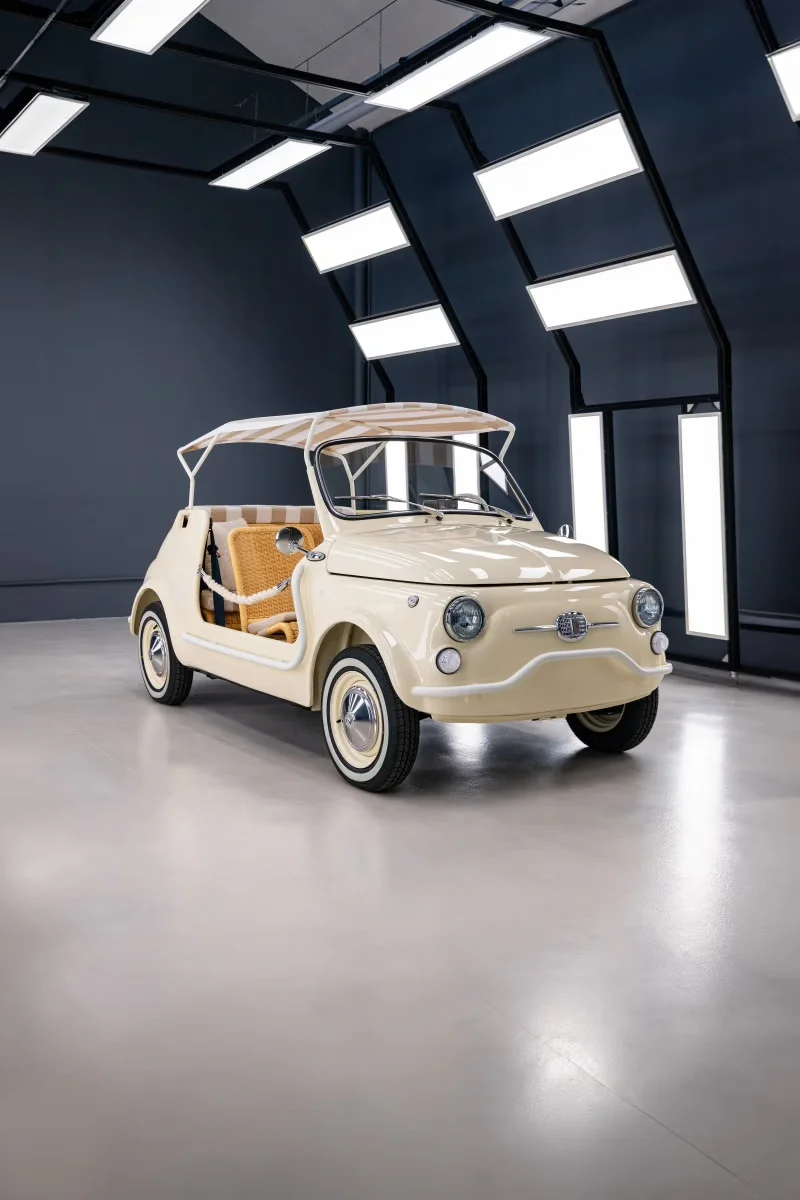 奶油色 Garage Italia 菲亚特 500 Spiaggina，带条纹顶篷和藤编风格座椅
