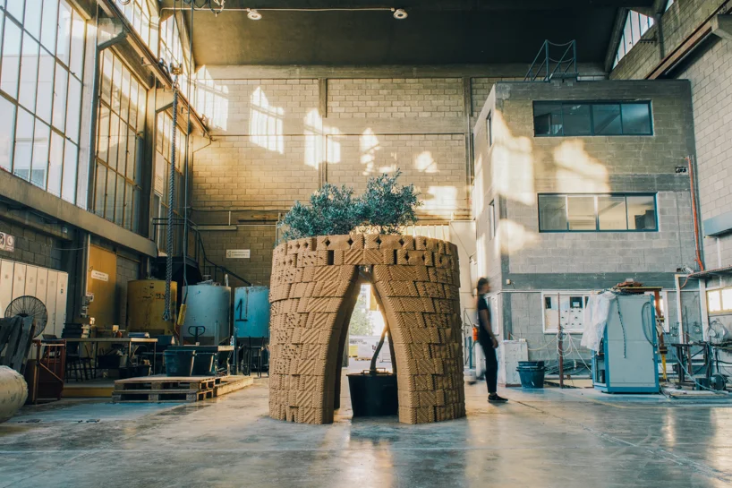机器人3D打印土砖围绕橄榄树建造的BUSTAN展亭