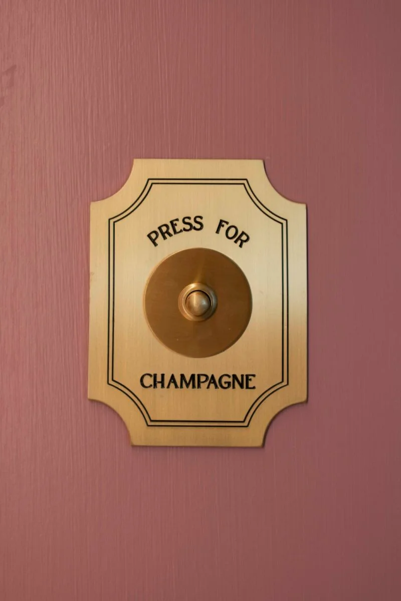 Palazzo Sogni 墙上的黄铜“Press for Champagne”按钮